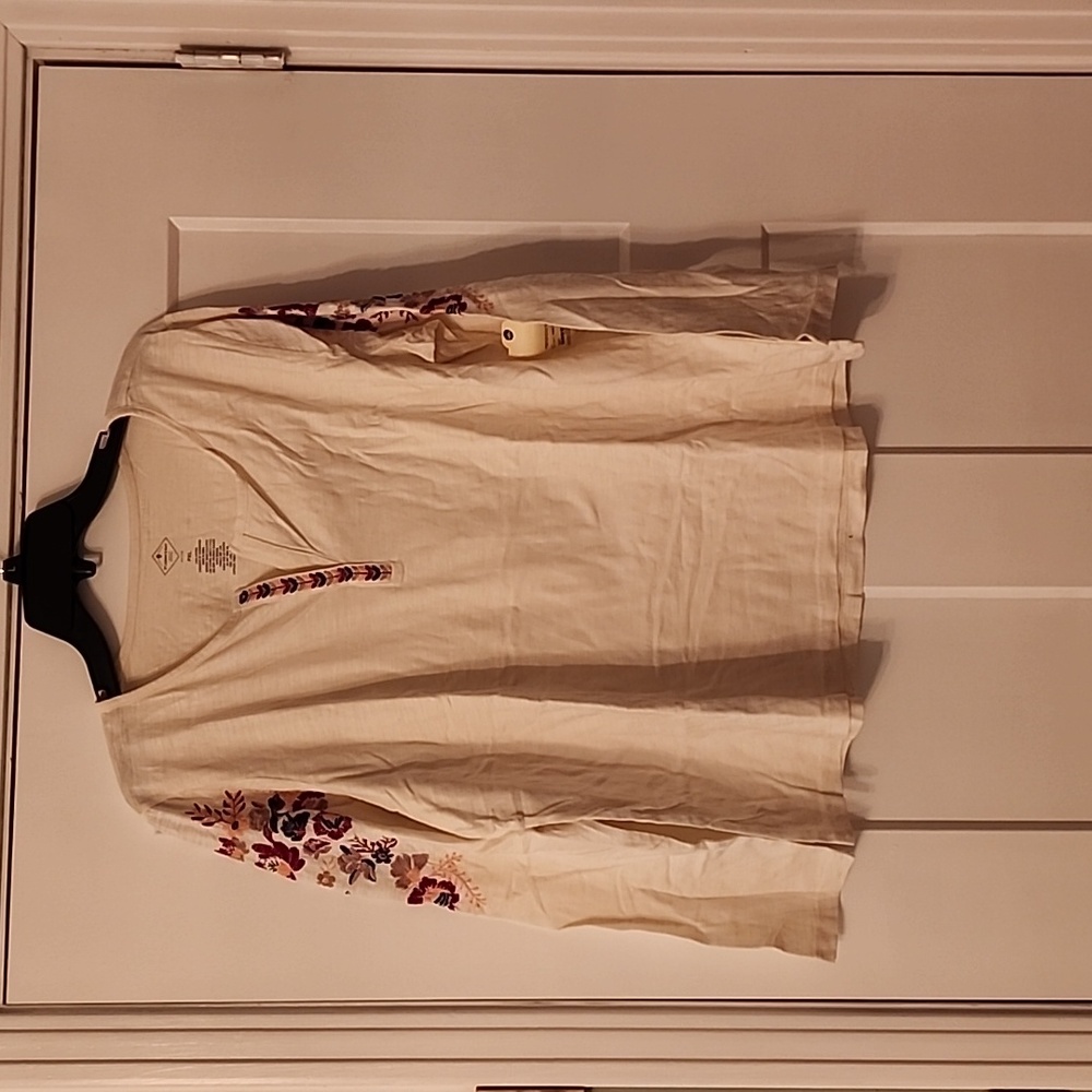 NWT. St. John's Bay. Ivory long sleeve top with embroidered floral detail. XL(P)
